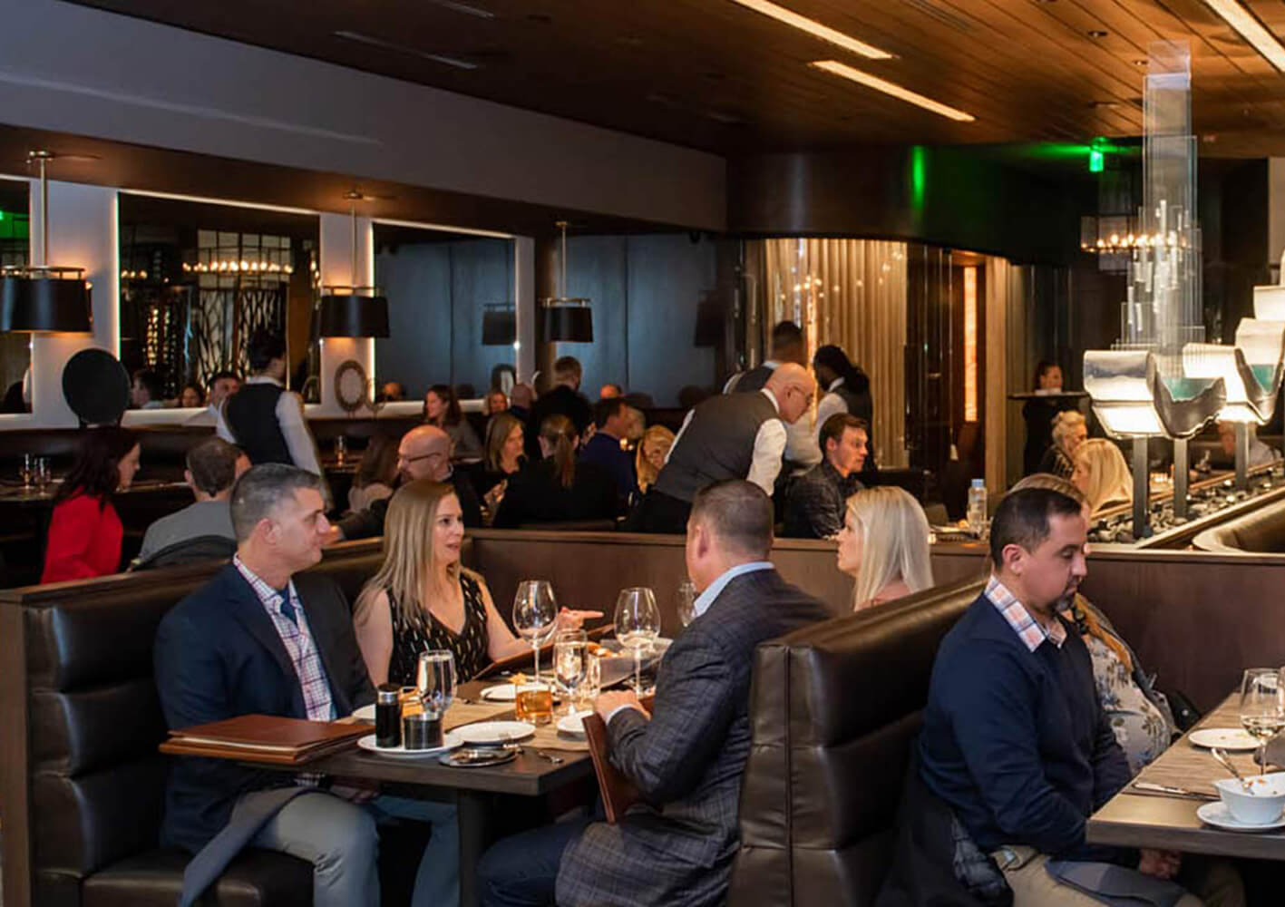 diners eating at kansas city ocean prime location